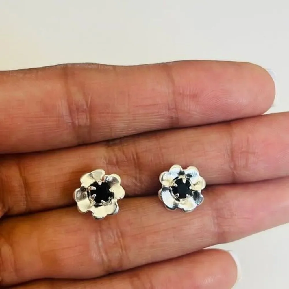 Taxco Mexico .925 Sterling Silver  Flower Stud Earrings Black Stone |1 CM|.78 G
